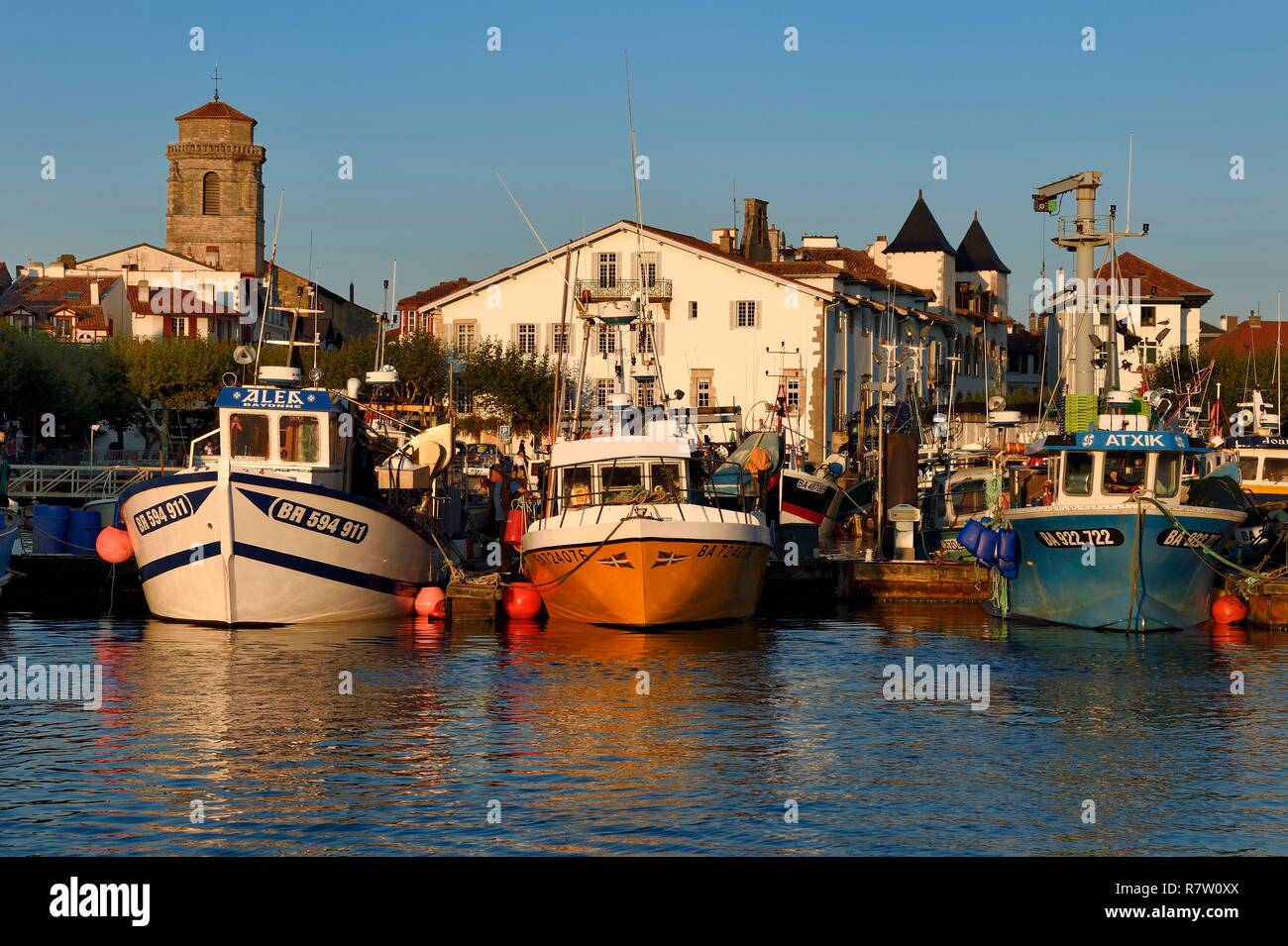 Francia, Pirenei Atlantiques, Paese Basco, Saint Jean de Luz, il porto di pesca, Saint-Jean-Baptiste (San Giovanni Battista) Chiesa di sinistra e la facciata bianca del municipio sulla destra Foto Stock