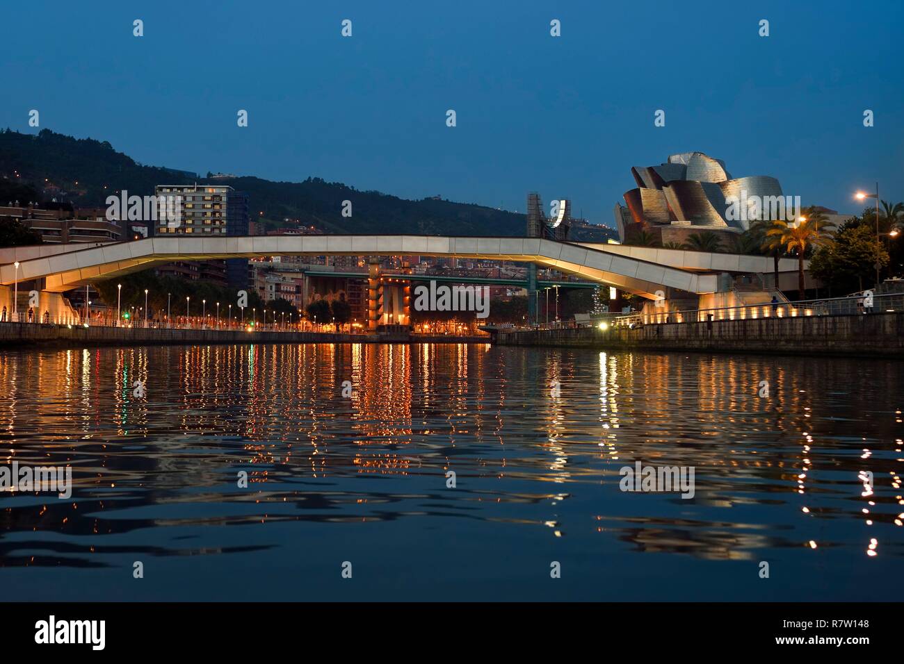 Spagna, Paesi Baschi, provincia di Biscaglia, Bilbao, il Pedro Arrupe passerella e il museo Guggenheim progettato da Frank Gehry Foto Stock