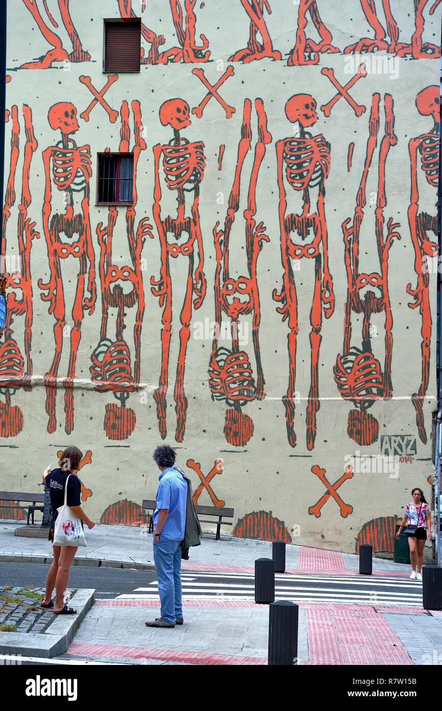 Spagna, Paesi Baschi, provincia di Biscaglia, Bilbao la Vieja (Bilbi), Santiago Aznar Street, murale El Fin Justificado (2014) dall'artista Aryz Foto Stock