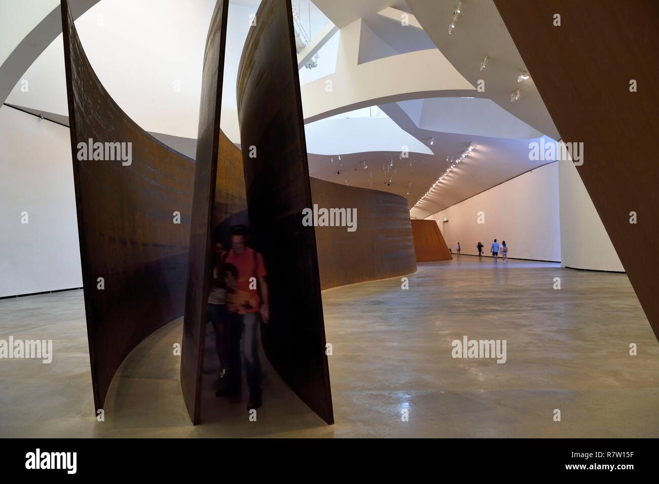 Spagna, Paesi Baschi, provincia di Biscaglia, Bilbao, il museo Guggenheim progettato da Frank Gehry, la questione del tempo, 1994-2005, otto sculture in acciaio patinable da Richard Serra Foto Stock