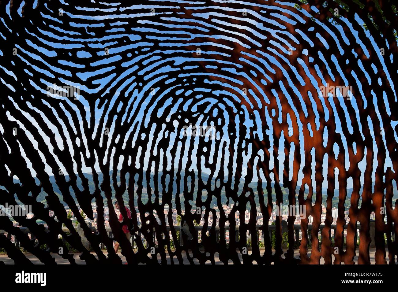 Spagna, Paesi Baschi, provincia di Biscaglia, Bilbao, Monte Artxanda, Aterpe 1936 dall'artista Juanjo Novella e Novella Arte Publico S.L., enormi impronte digitali come una memoria dei guerrieri che hanno difeso la democrazia nel 1936 contro il fascismo Foto Stock