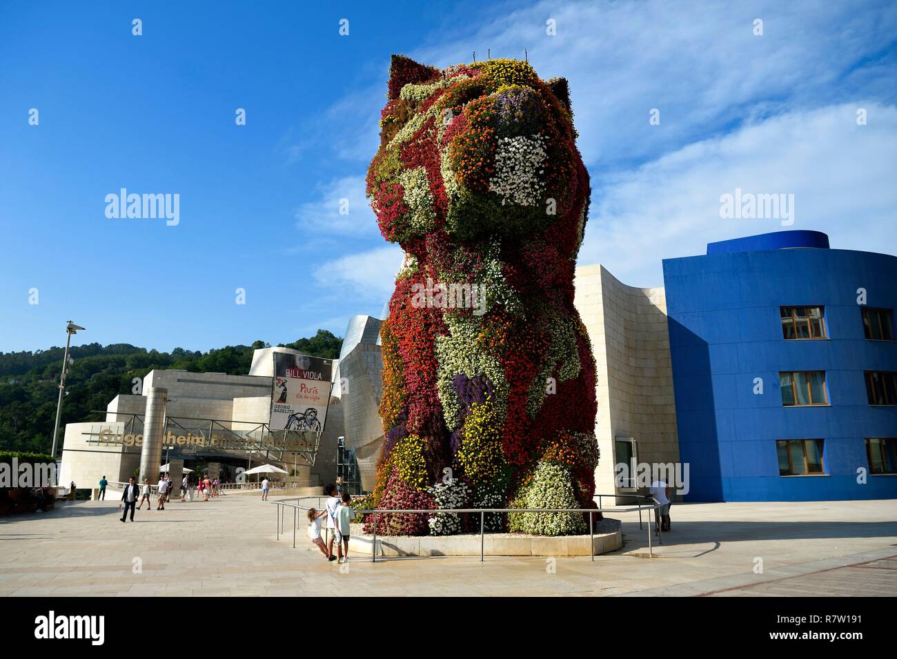 Spagna, Paesi Baschi, provincia di Biscaglia, Bilbao, Museo Guggenheim dall' architetto Frank Gehry con oltre 12 metri di altezza la scultura chiamato cucciolo da artista americano Jeff Koons Foto Stock