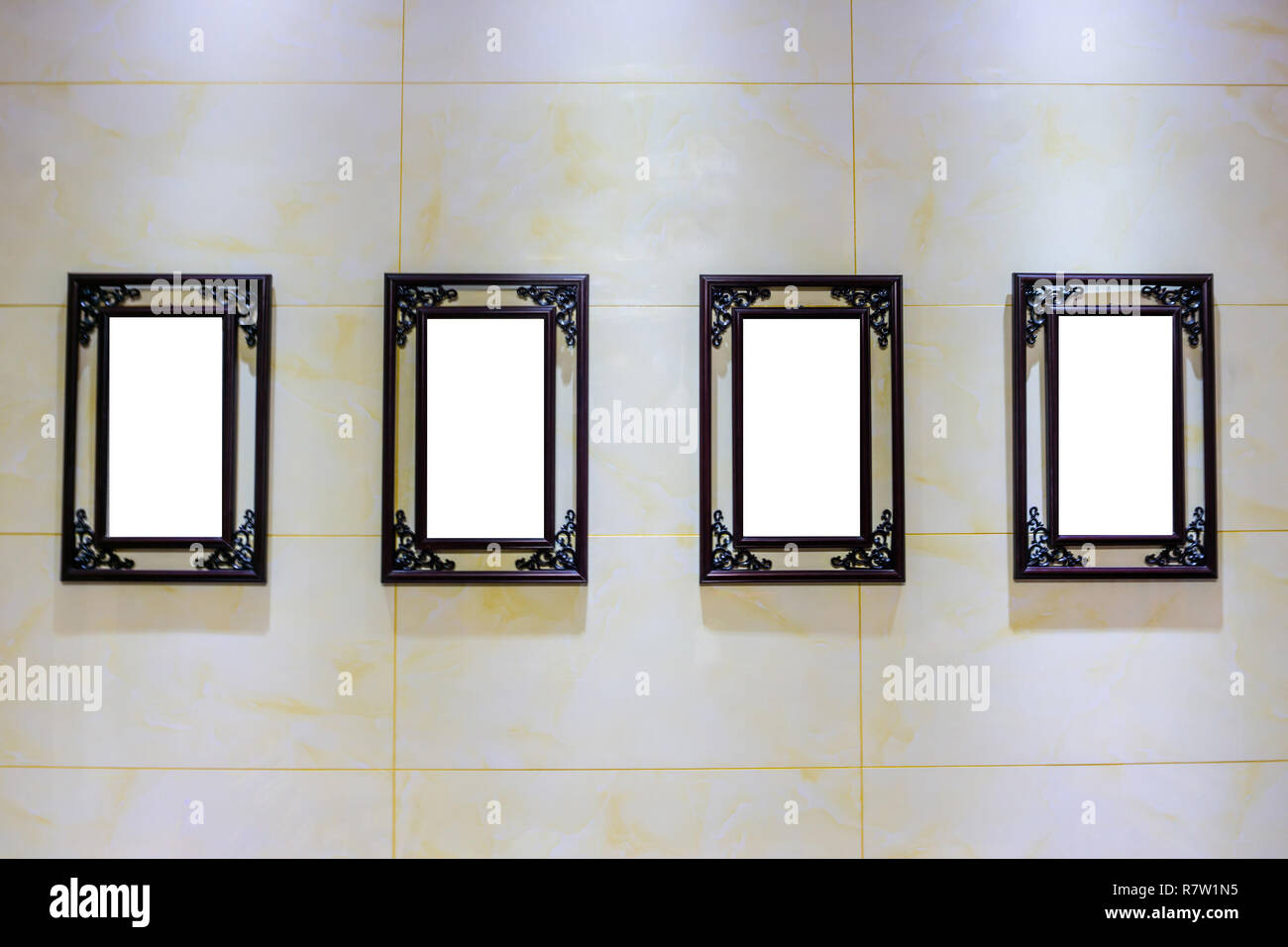 Quattro fotogrammi vuoti annuncio su marmo bianco parete Foto Stock