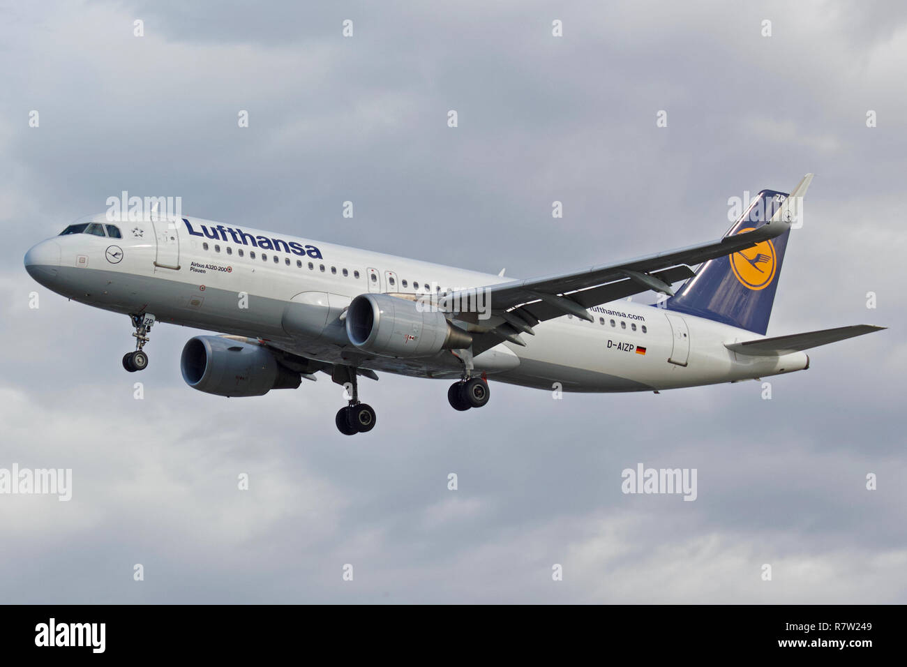 Lufthansa Airbus A320-214 D-AIZP l'atterraggio all'Aeroporto di Londra Heathrow Plauen Foto Stock