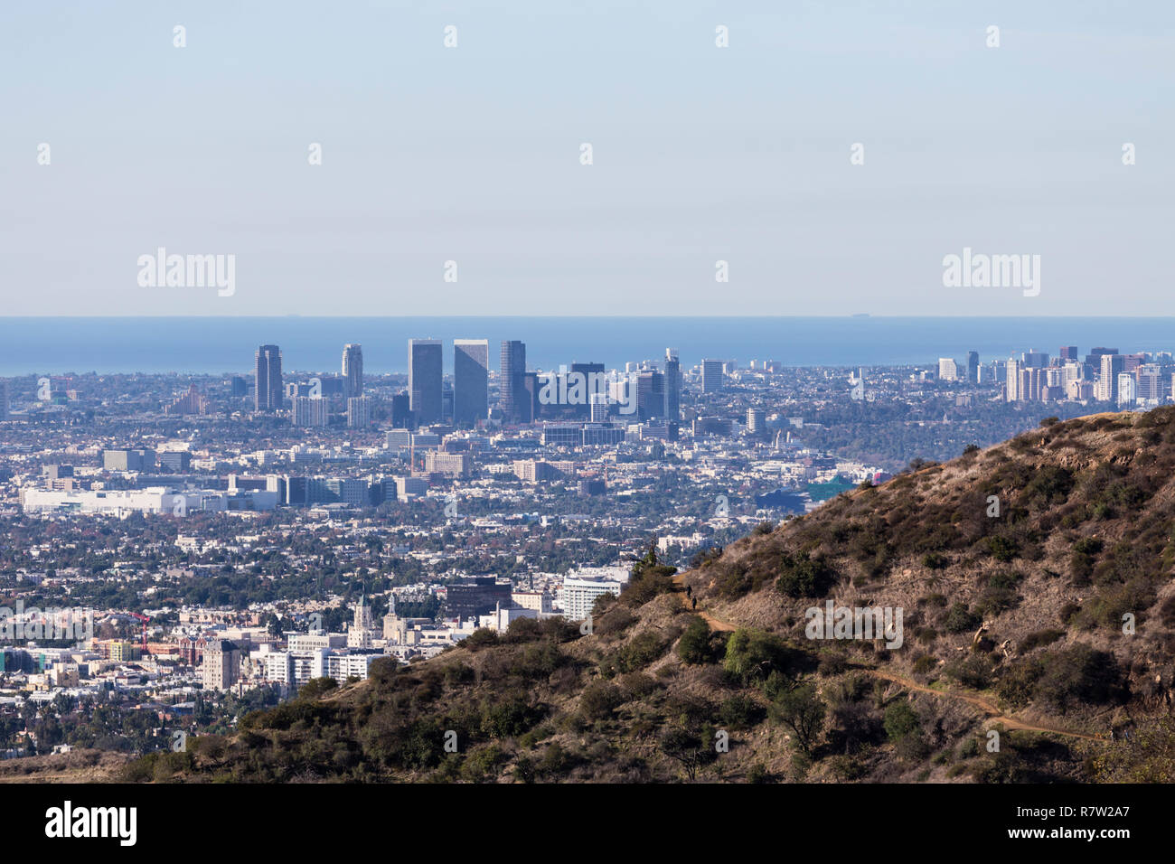 Vista la mattina della Griffith sentieri del Parco, Century City, Beverly Hills e l'Oceano Pacifico in Los Angeles, California. Foto Stock