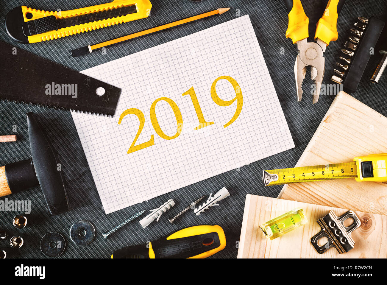 2019 propositi per l'anno nuovo notebook con un assortimento di strumenti per il FAI DA TE Foto Stock