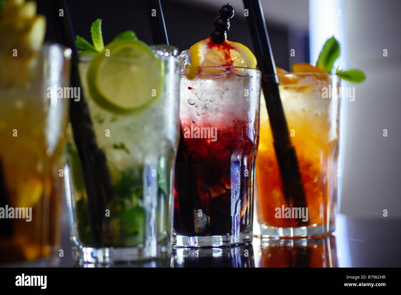 Dipendenza Da Alcool Cocktail Bevande Servite In Bicchieri Con Acqua Potabile Cannucce Bevande Con Ghiaccio In