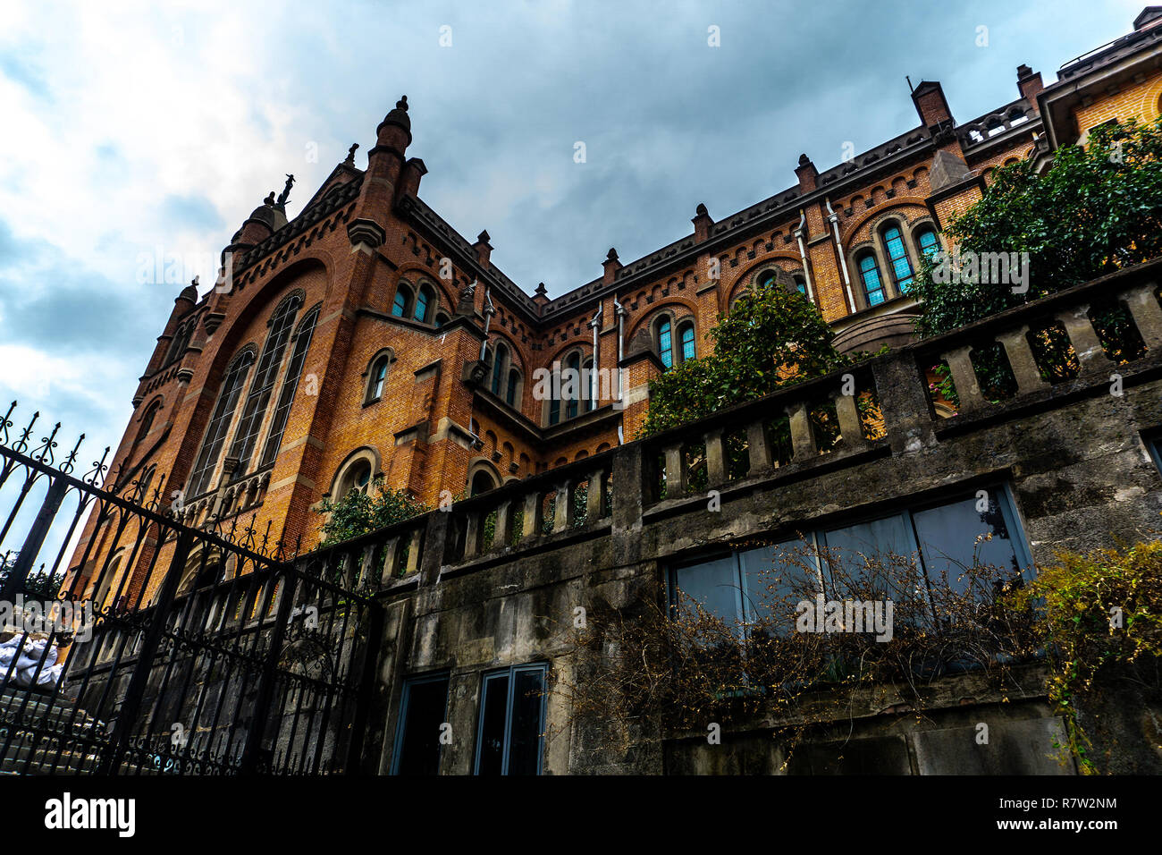 Shanghai Sheshan Mountain chiesa cattolica romana con Nuvoloso Pioggia sullo sfondo del cielo all'entrata Foto Stock