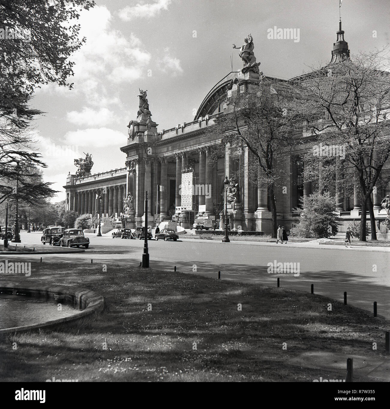 Degli anni Cinquanta, storico, Parigi, Francia e una vista da questa epoca del Grand Palais des Champs Elysees, una grande sala espositiva e il complesso museale, la cui costruzione iniziò nel 1897 come parte dei lavori di preparazione per l'Esposizione Universale del 1900. Il suo stile architettonico è- Beaux Arts. Foto Stock