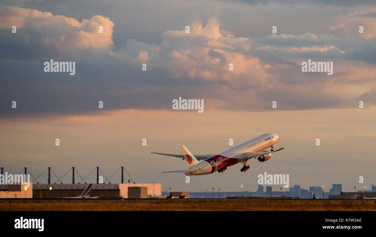 Francia, Val d'Oise, Paris Charles de Gaulle Airport, Boeing 777 di Air China Airlines in decollo Foto Stock