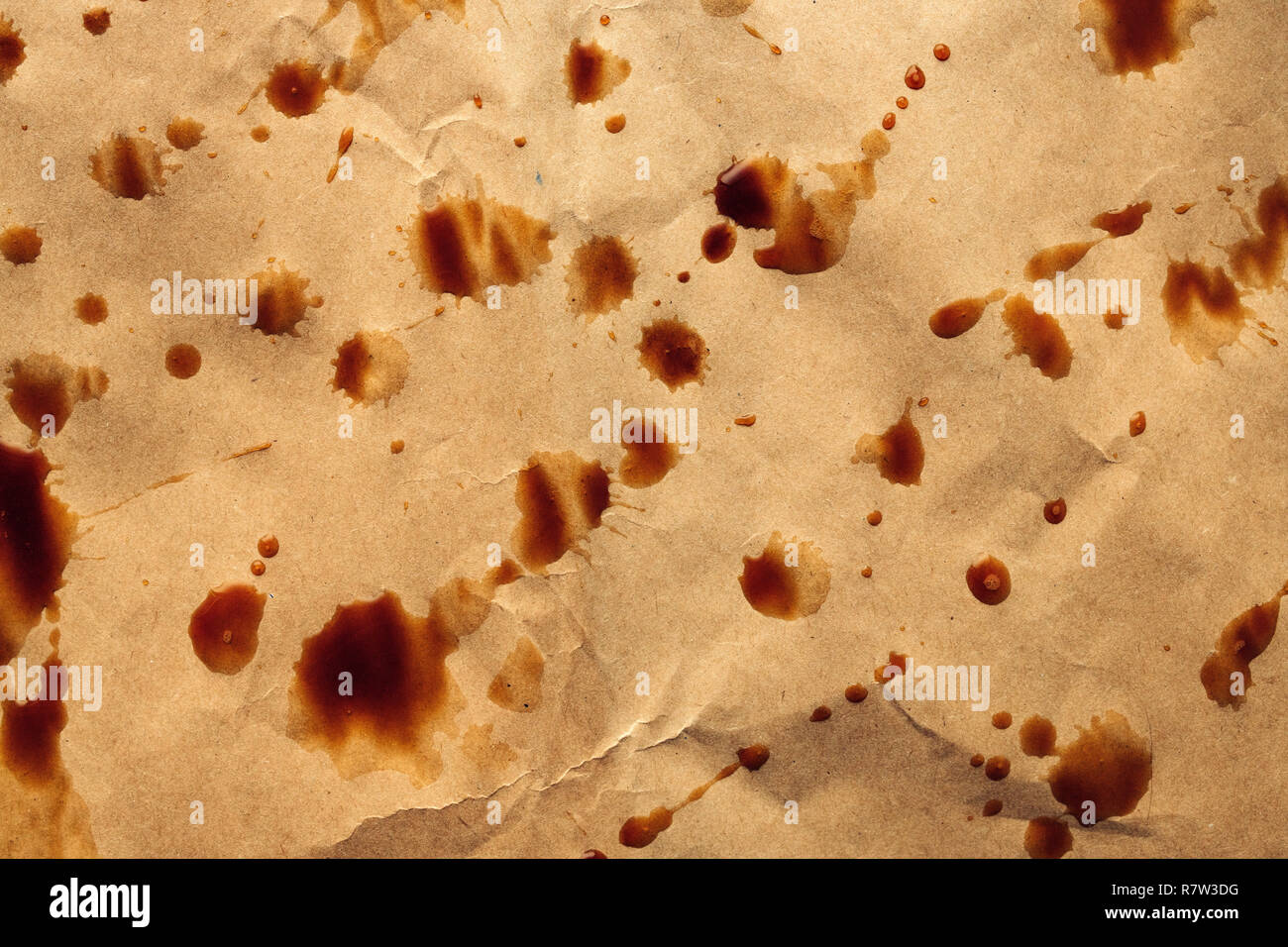 Il caffè gocciola, macchie e schizzi su carta marrone, vista dall'alto Foto Stock