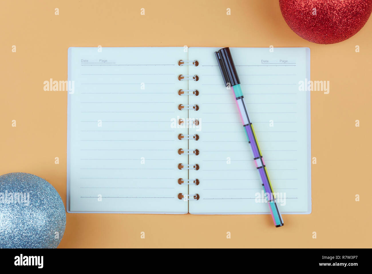 Blocco note per il testo sulla tabella di rosa con copia spazio. Istruzione e concetto di ufficio Foto Stock