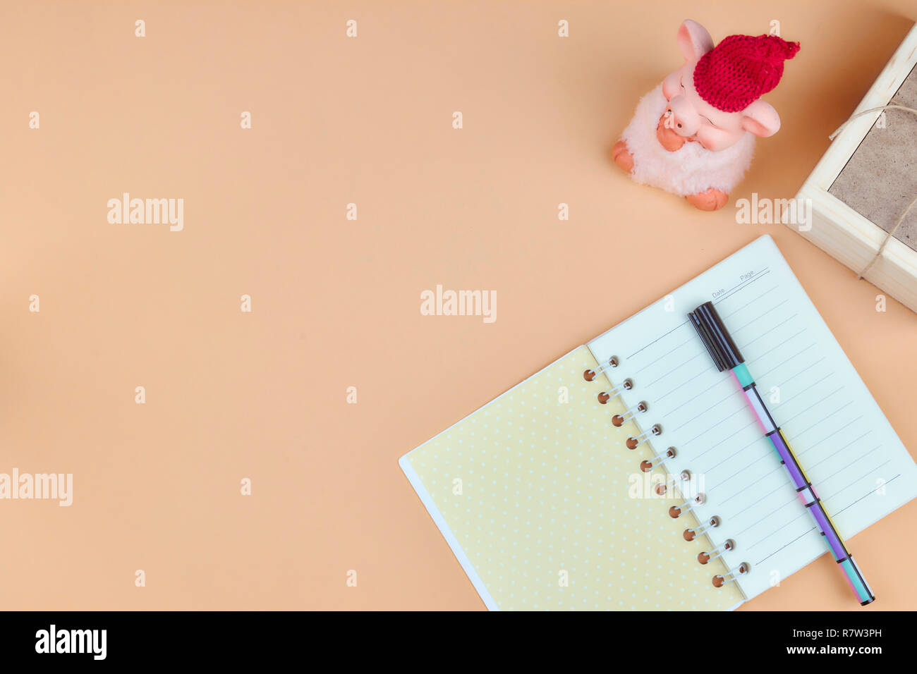 Blocco note per il testo sulla tabella di rosa con copia spazio. Istruzione e concetto di ufficio Foto Stock