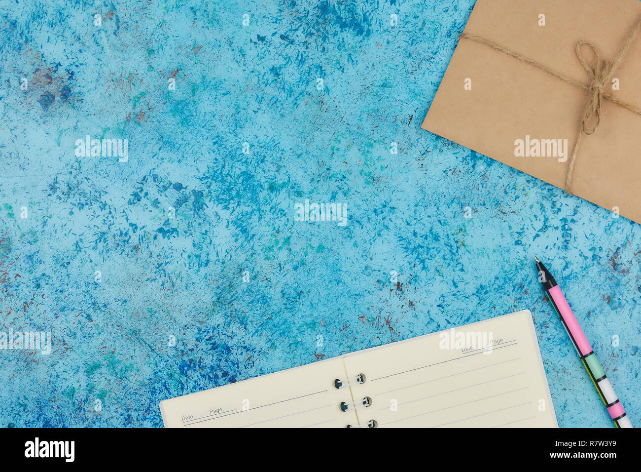 Concetto di registrazione dei vostri affari quotidiani sul tuo desktop. Blocco note su un astratto blu sullo sfondo. Spazio Copia formato. luogo di testo. Foto Stock