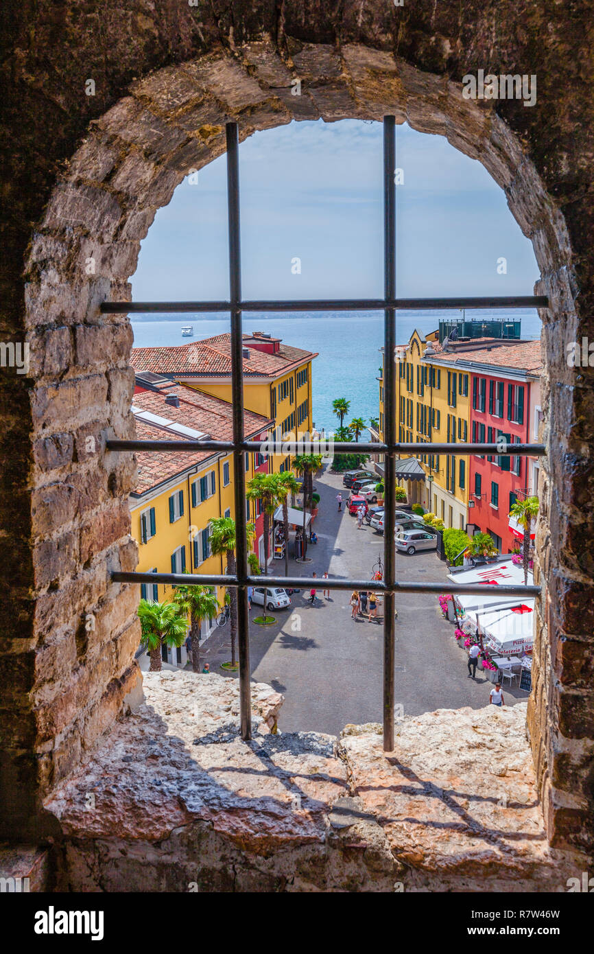 Vista dal castello Scaligero presso la vecchia parte di Sirmione sul lago di Garda, Brescia, Lombardia, Italia Foto Stock