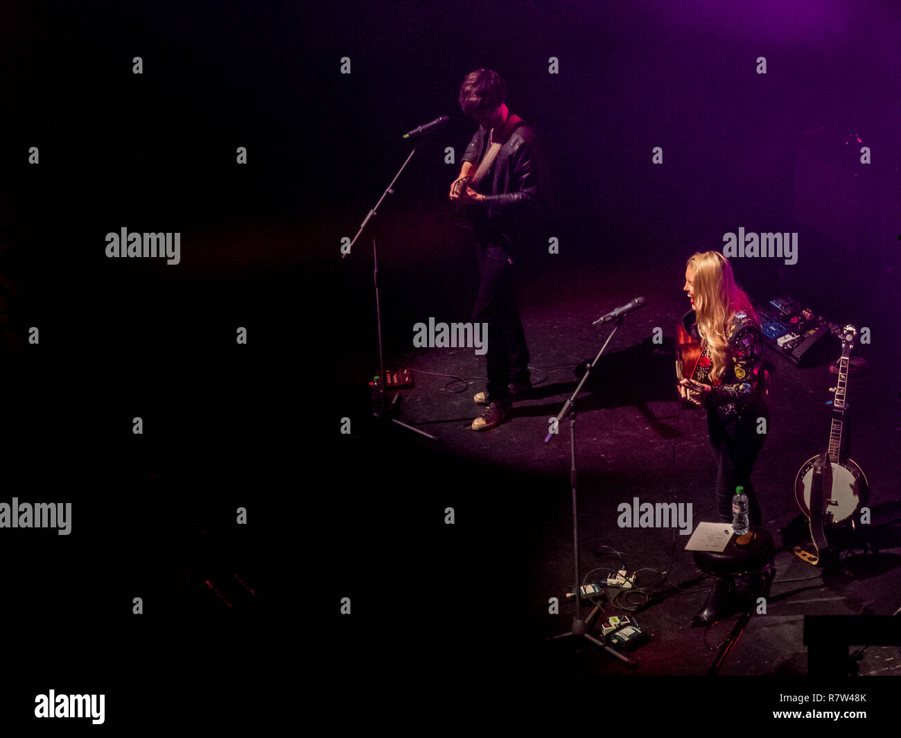 Dal vivo sul palco Ashley Campbell esegue un tributo a suo padre Glen Campbell durante il Country 2 Country Music Festival Arena O2 London Inghilterra England Foto Stock