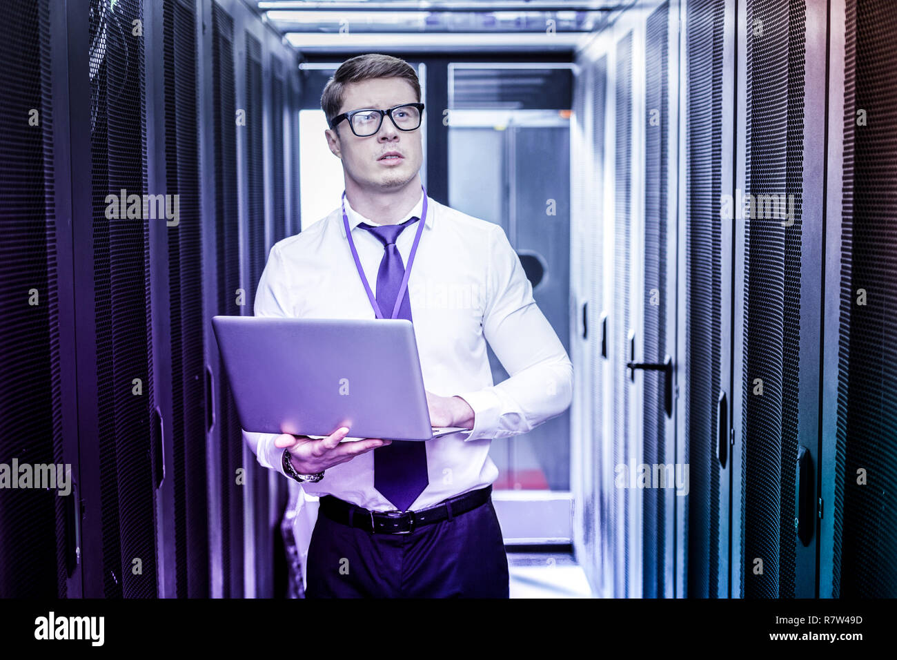 Intelligent smart officer tramite il suo dispositivo elettronico Foto Stock