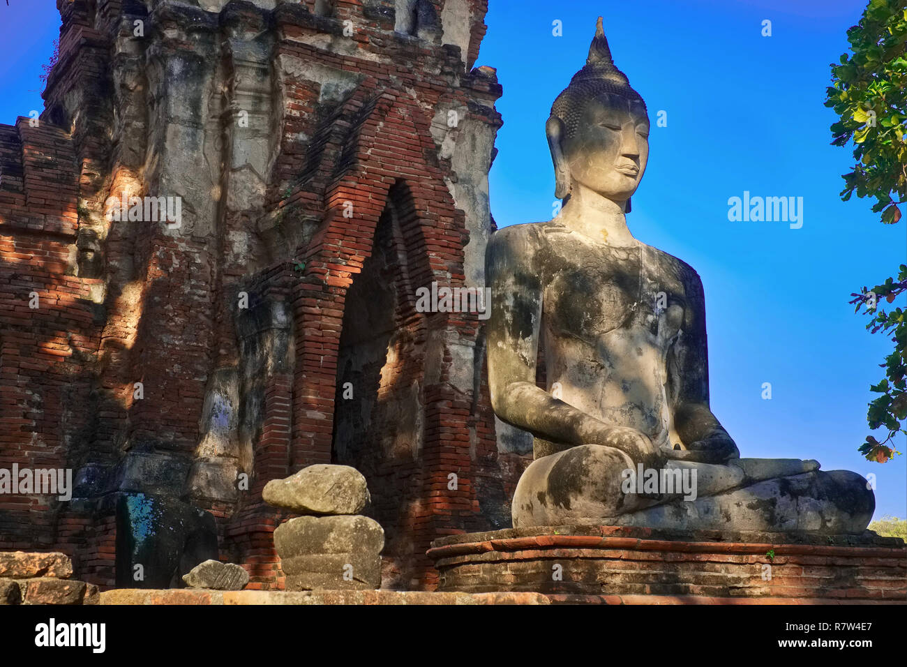 Un meditativo e Buddha seduto figura in Wat Mahathat, Ayutthaya Tailandia Ayutthaya, un ex capitale del vecchio Siam Foto Stock