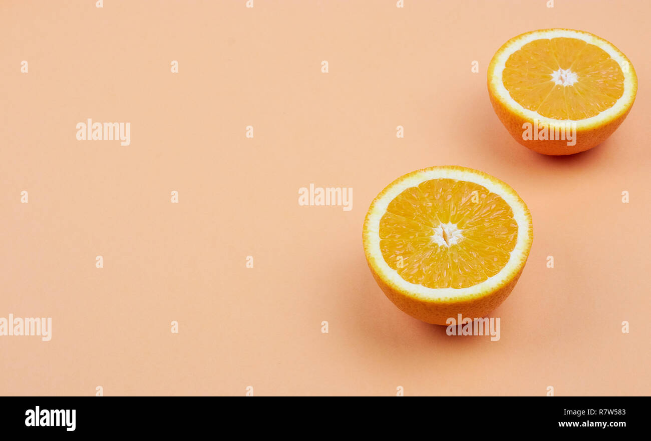 Frutta colorata modello di freschi fette di colore arancione su sfondo color pastello. Vista da sopra. copia di spazio. Foto Stock