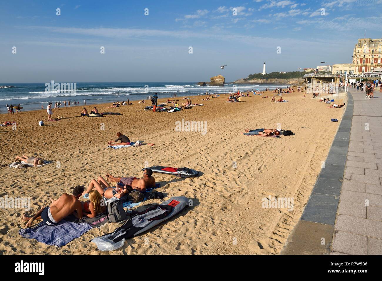 Francia, Pirenei Atlantiques, Paese Basco, Biarritz, la Grande Plage (città più grande spiaggia) Foto Stock