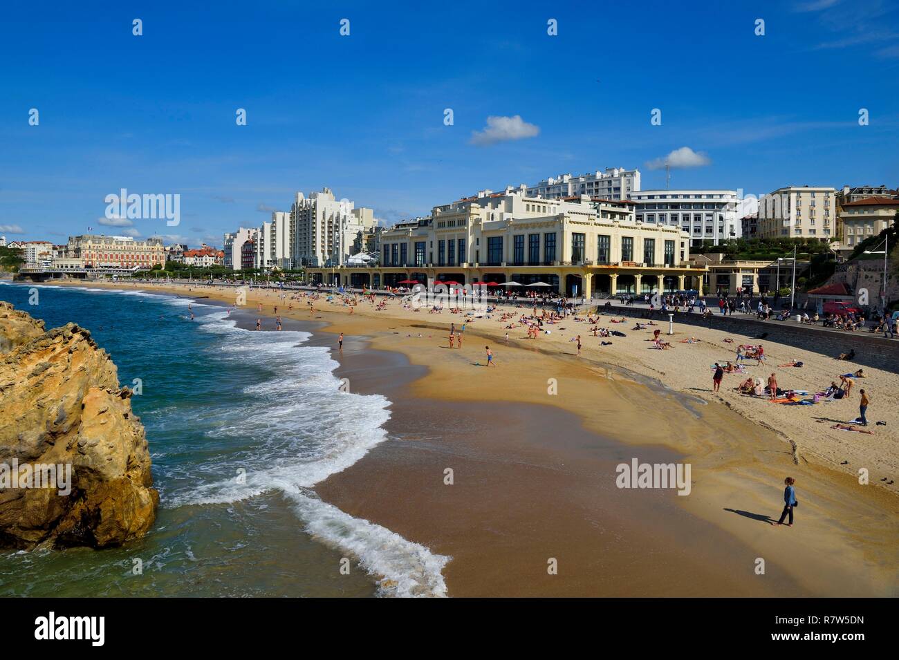 Francia, Pirenei Atlantiques, Paese Basco, Biarritz, la Grande Plage (città più grande spiaggia), il casinò e il Hotel du Palais in background Foto Stock