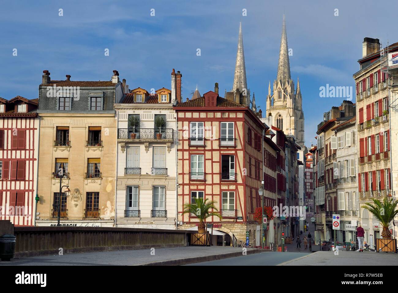 Francia, Pirenei Atlantiques, Paese Basco, Bayonne, case tradizionali di Nive gli argini e le guglie di Santa Caterina della Cattedrale di vista dal ponte di Marengo Foto Stock