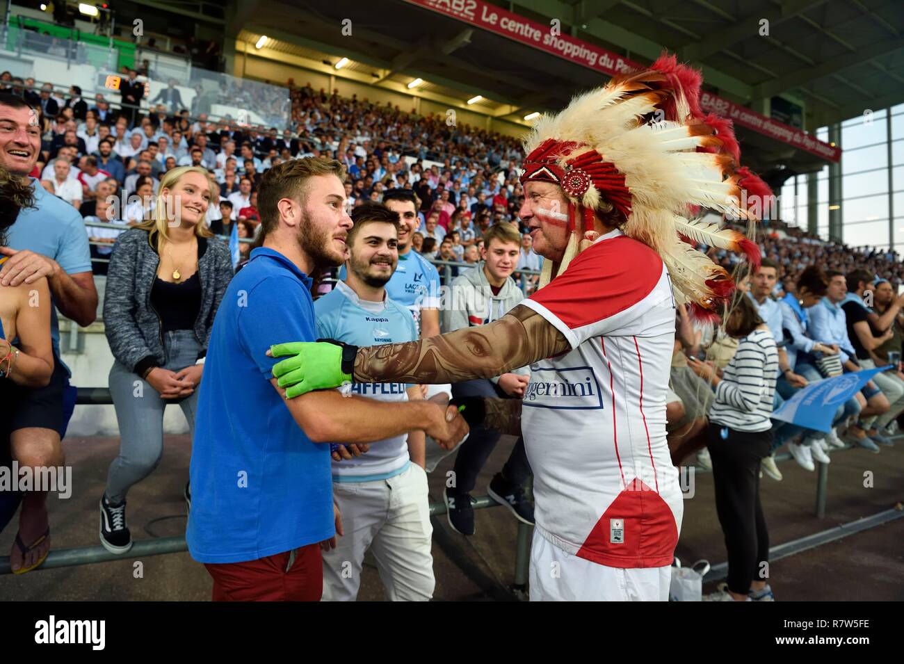Francia, Pirenei Atlantiques, Paese Basco, Bayonne, Jean-Dauger stadium, rugby derby basco tra Aviron Bayonnais (in blu) e Biarritz Olympique, spettacolo di Robert Rabagny chiamato Geronimo, ex mascotte del Biarritz Olympique rugby club Foto Stock
