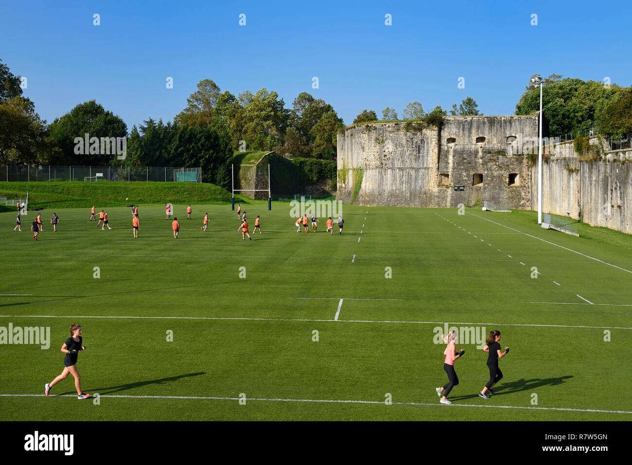 Francia, Pirenei Atlantiques, Paese Basco, Bayonne, formazione di rugby presso lo stadio dei bastioni Foto Stock