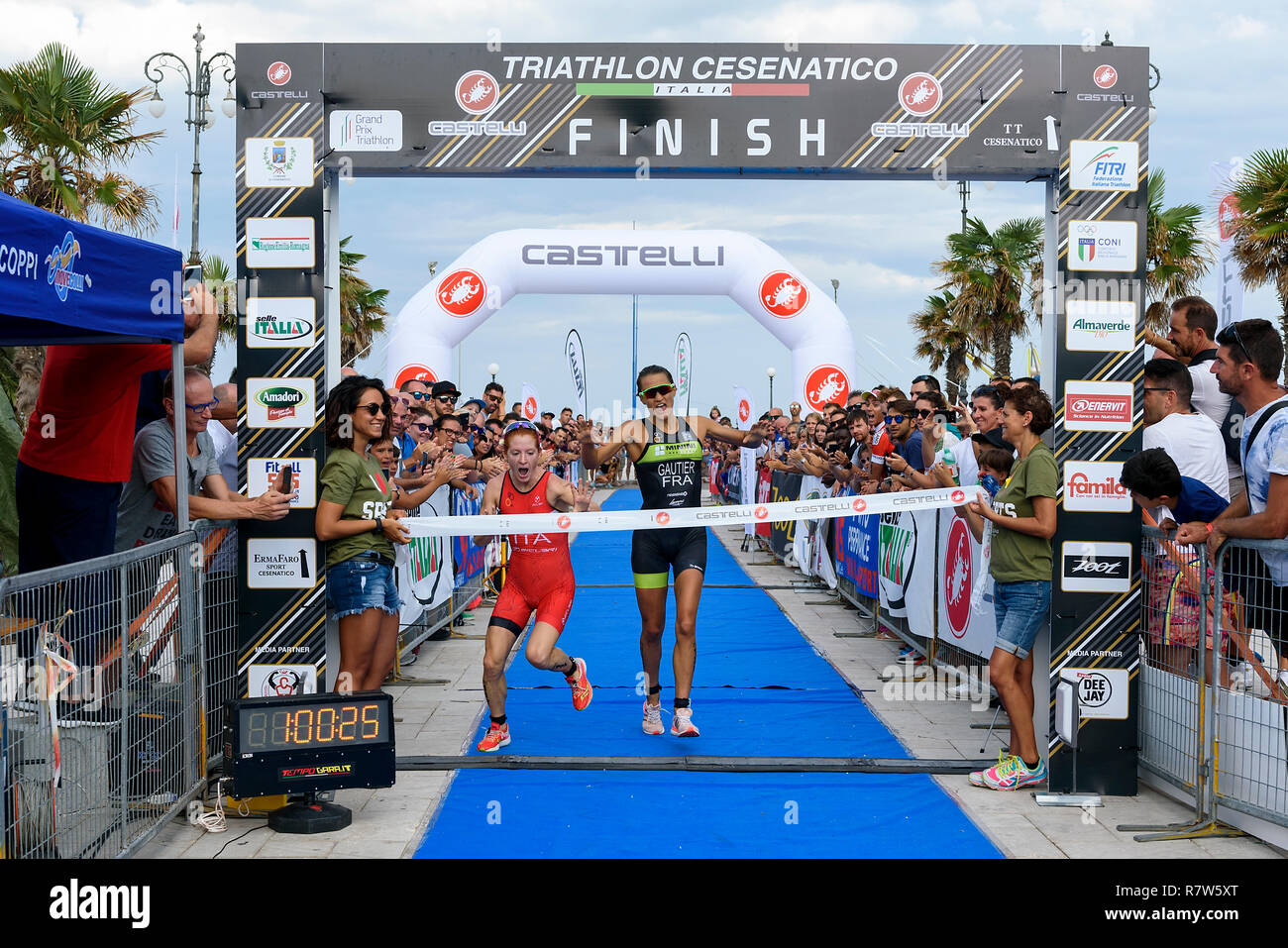 CESENATICO, Italia - 09 settembre 2017: Triathlon Cesenatico, la femmina vincitore Annamaria Mazzetti attraversa la linea del traguardo vincendo in volata. Foto Stock