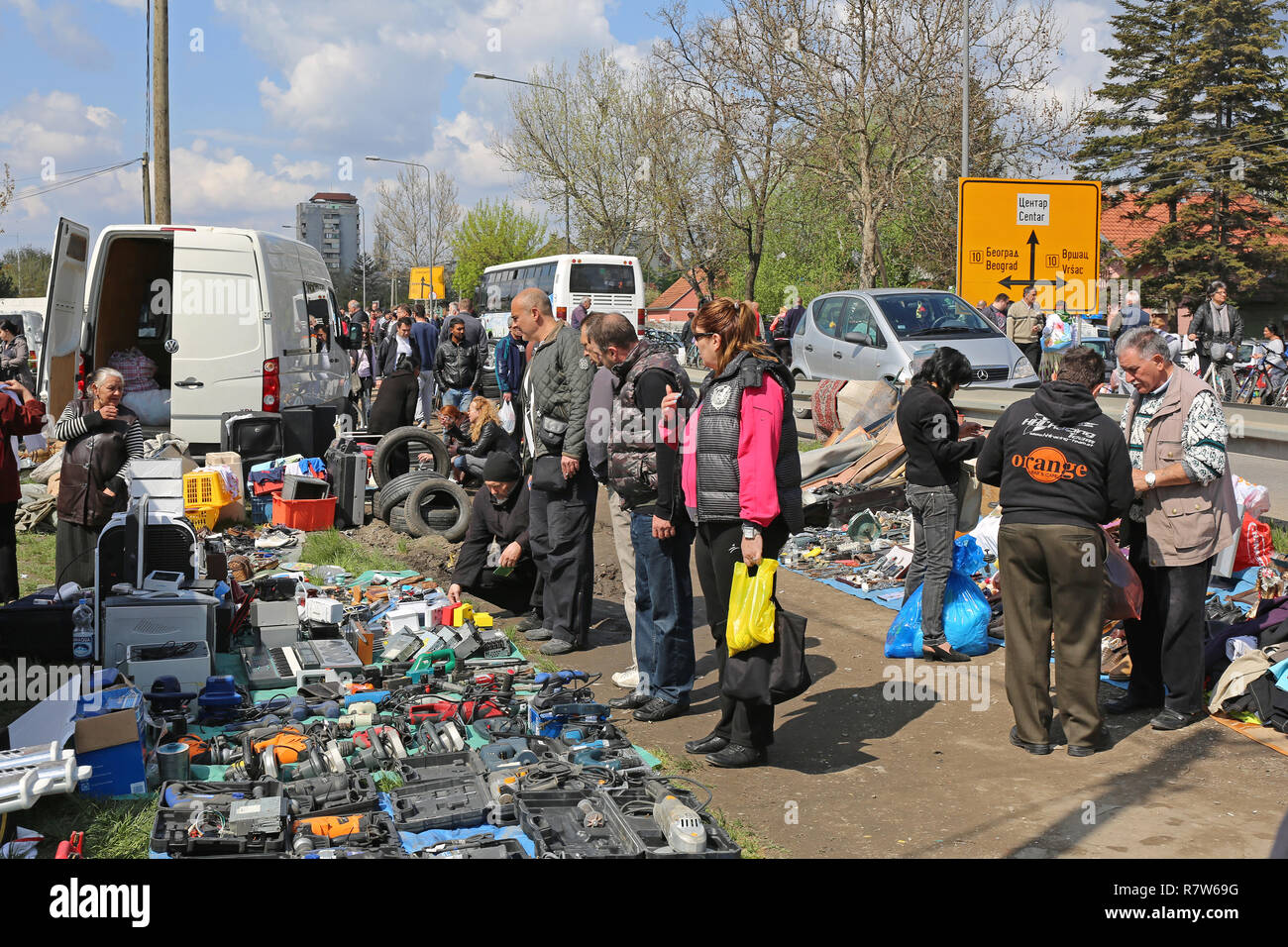 Pancevo, Serbia - Aprile 19, 2015: Seconda Mano vendita al Mercato delle Pulci di Pancevo, Serbia. Foto Stock