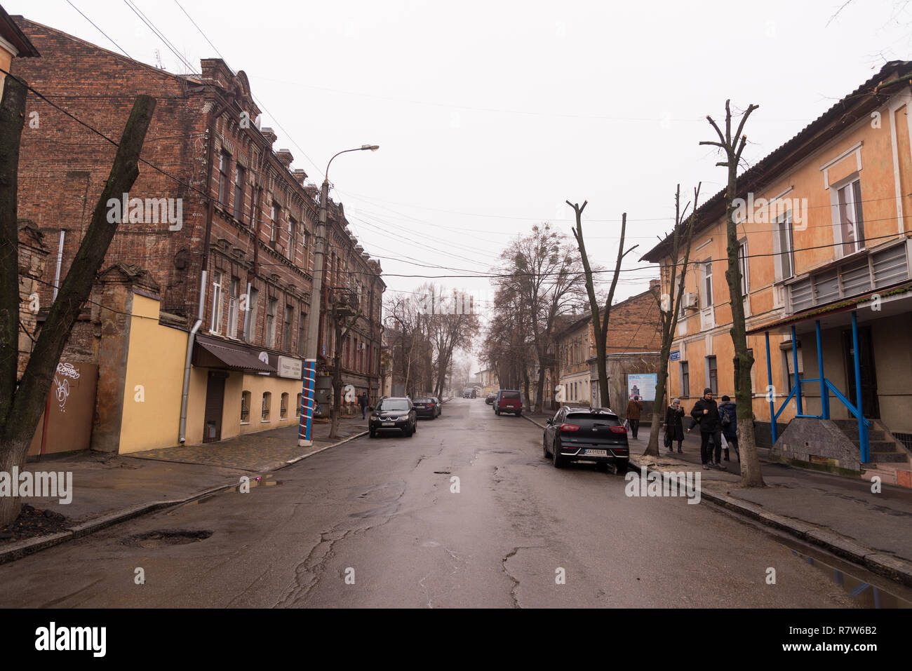 Kharkiv, Ucraina - 31 dicembre 2017 automobili parcheggiate a regione Sumskaya Kharkiv Ucraina in un giorno di pioggia. Foto Stock