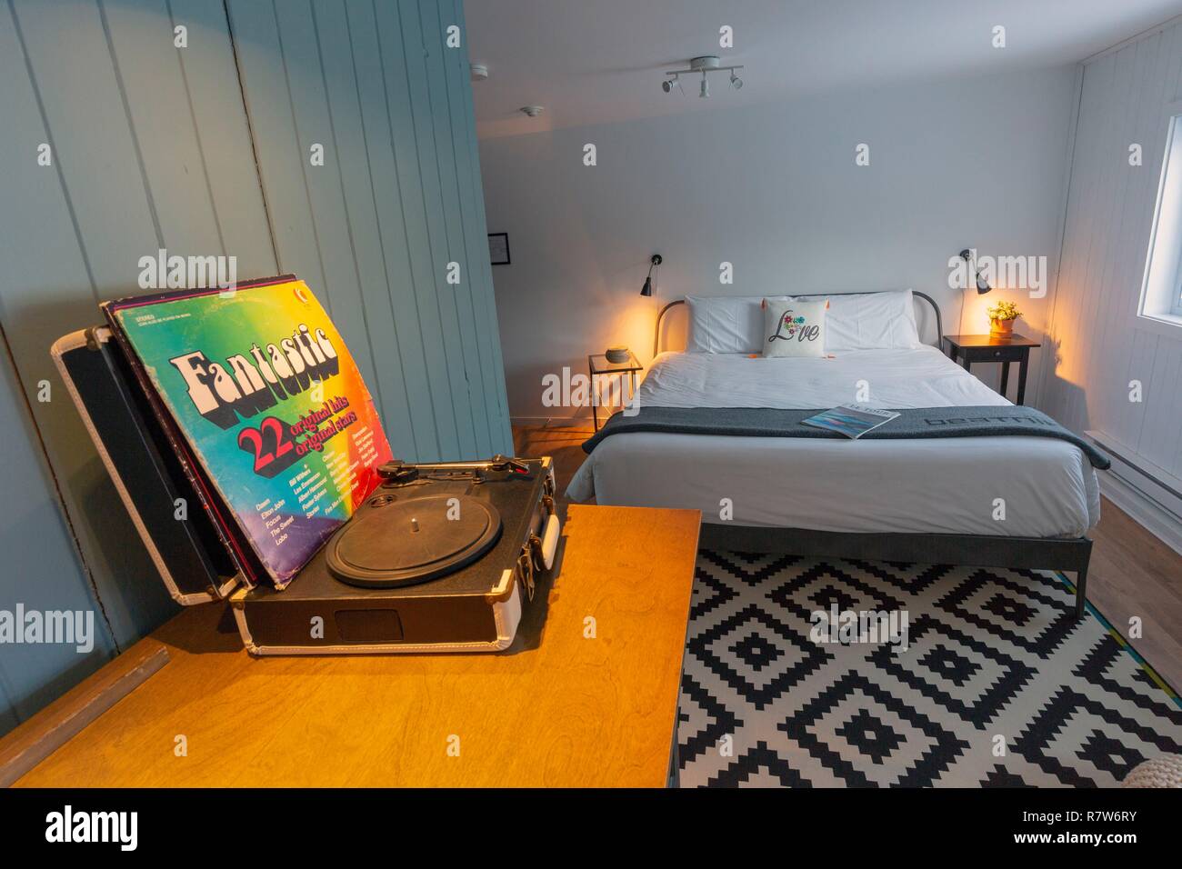 Canada, Provincia di Quebec, Eastern Townships Regione o Estrie, Bromont, Beatnik Hotel, una camera da letto con letto matrimoniale, microsillon record giocatore Foto Stock