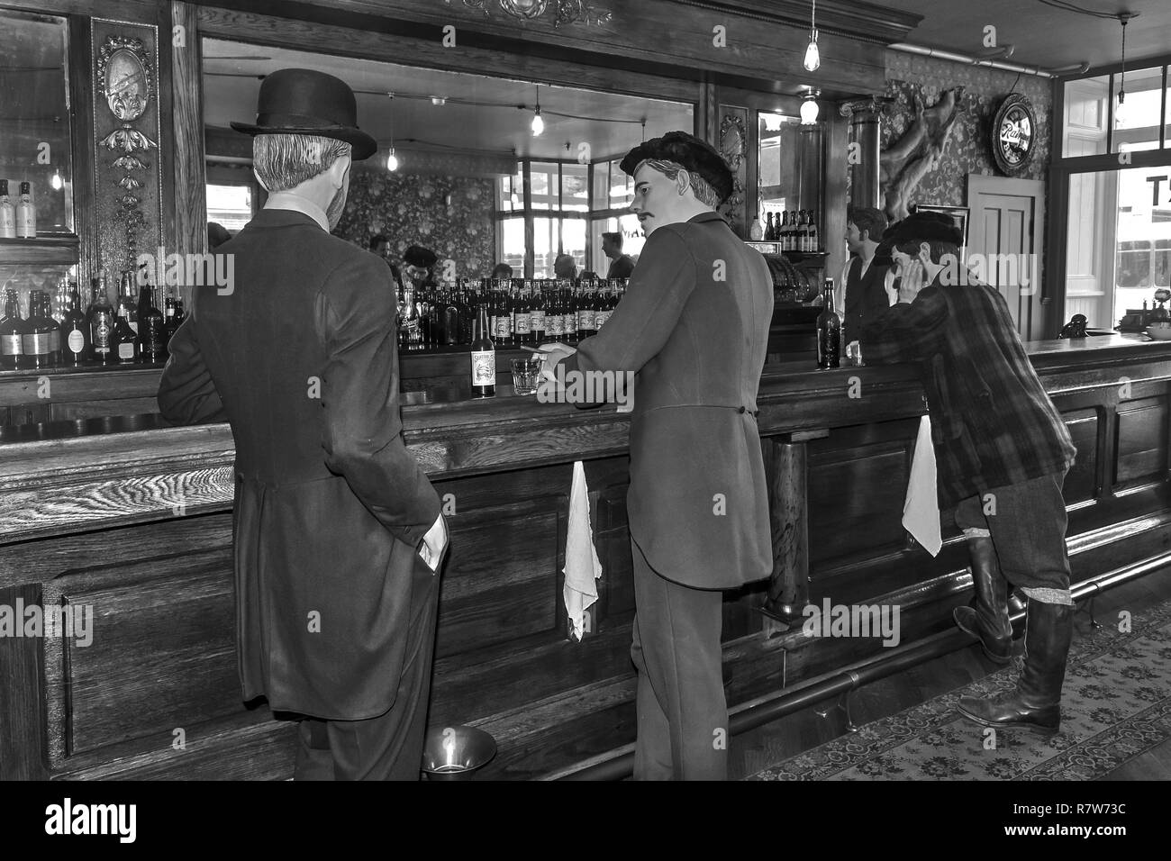 Vecchio Alaska, le persone nel bar, Skagway, Alaska, Klondike Gold Rush National Historical Park, STATI UNITI D'AMERICA Foto Stock