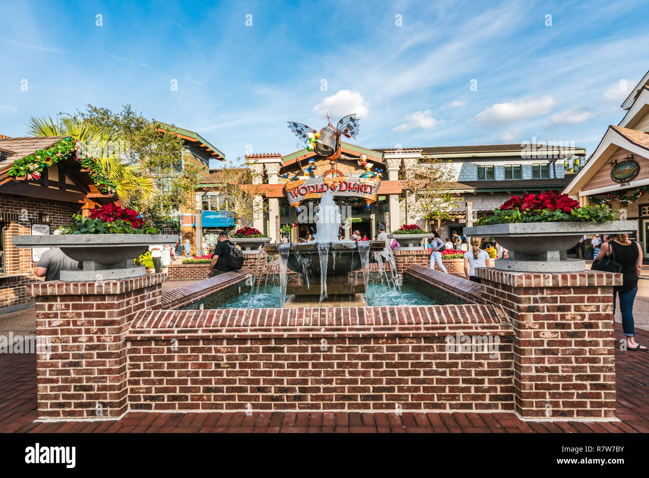 Orlando, Florida - Dicembre 2017 - meraviglioso mondo del Disney store Orlando, Florida - Dicembre 2017 - colorata lago artificiale a Lake Buena Vista Foto Stock