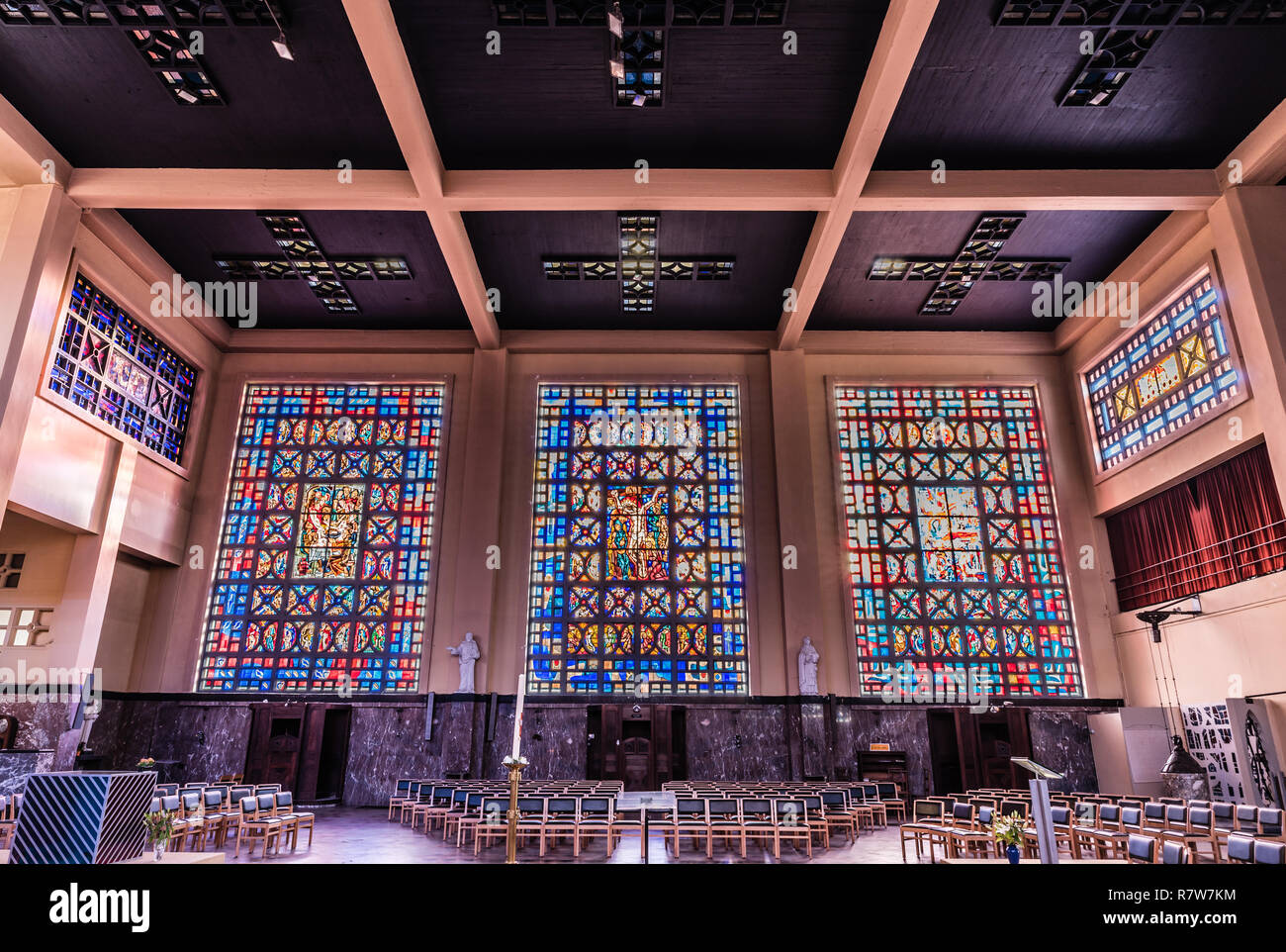 Decorate interno della Santa Susanna chiesa con colorate in vetro colorato Foto Stock