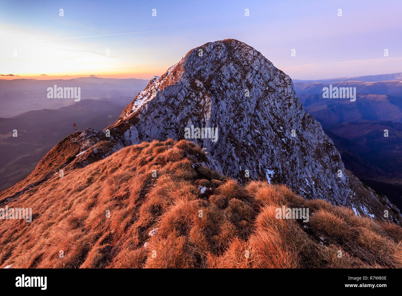 Paesaggio di montagna di sunrise. Piatra Craiului Mountains, Romania Foto Stock