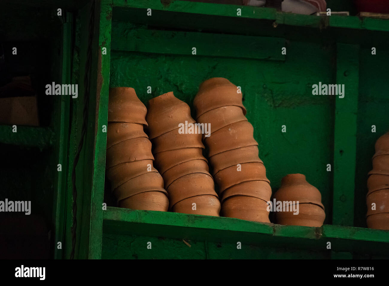 Pile di fatto a mano di argilla monouso Tazze tè su un ripiano pronto da bere, Indian chai tea fuori. Foto Stock