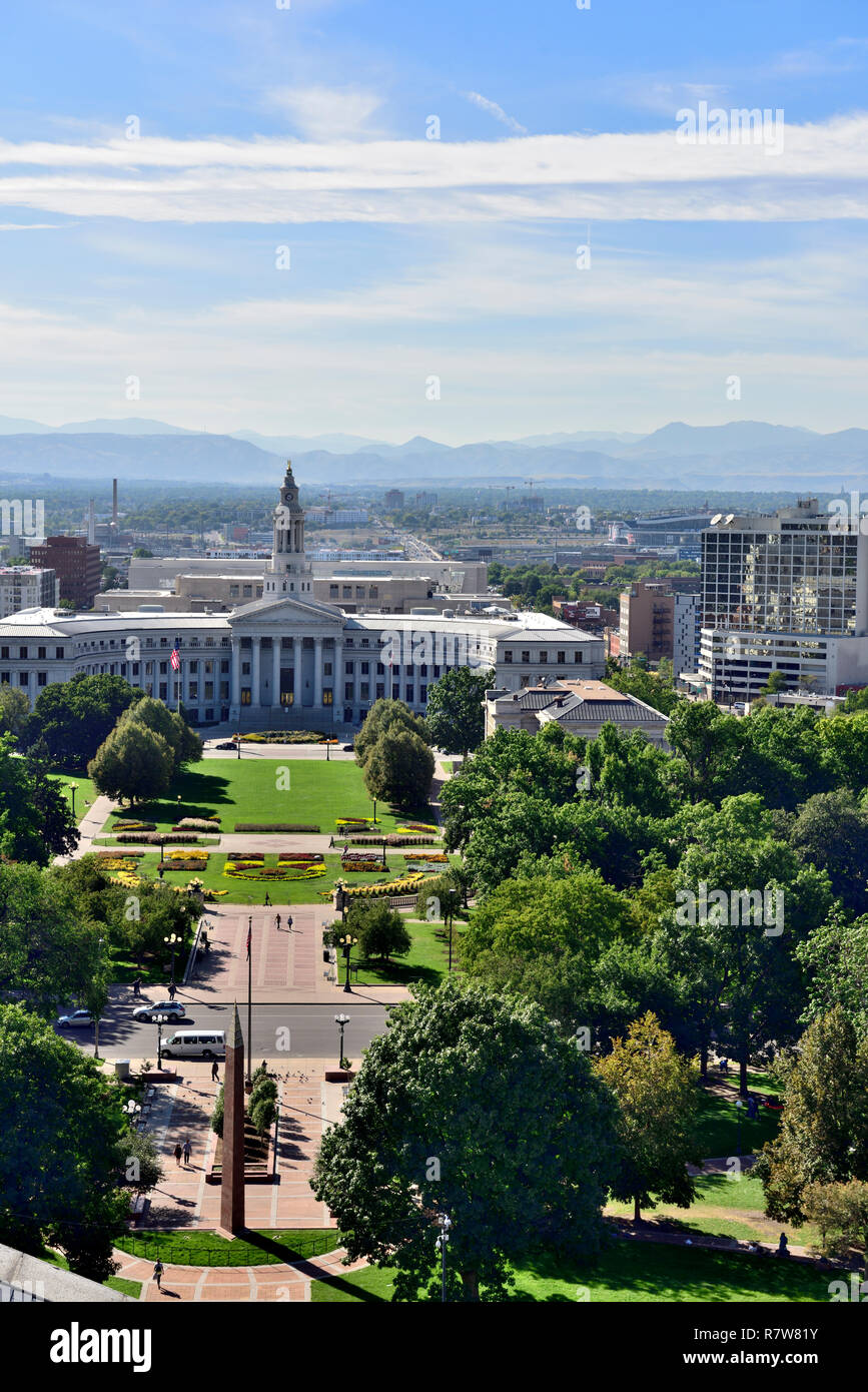 Guardando verso il basso su Denver Civic Center Park al consiglio di costruzione municipio e montagne rocciose, Colorado, STATI UNITI D'AMERICA Foto Stock