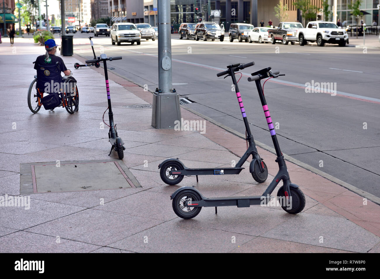 Lyft dockless scooter elettrici per la pay-per-minute noleggiare sul marciapiede a Denver, Colorado, STATI UNITI D'AMERICA Foto Stock