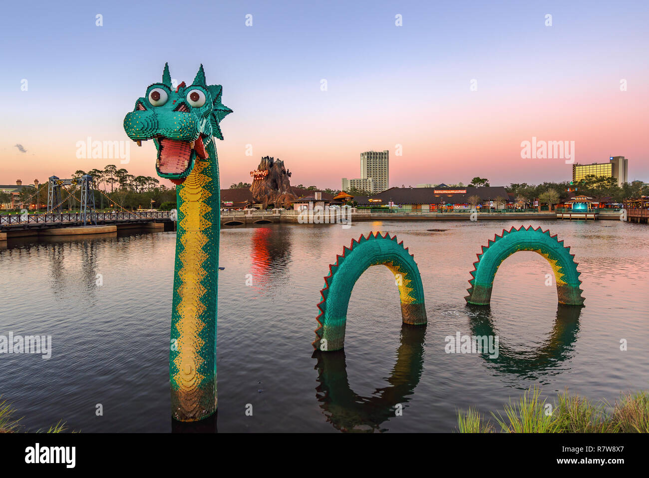 Orlando, Florida - Dicembre 2017: Lego Mostro di Loch Ness Dragon Monster al Lake Buena Vista Foto Stock