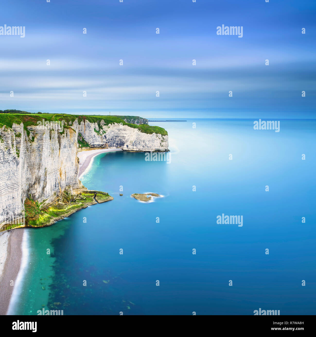 Etretat, roccia e la spiaggia. Fotografie con lunghi tempi di esposizione. Vista aerea. La Normandia, Francia. Foto Stock