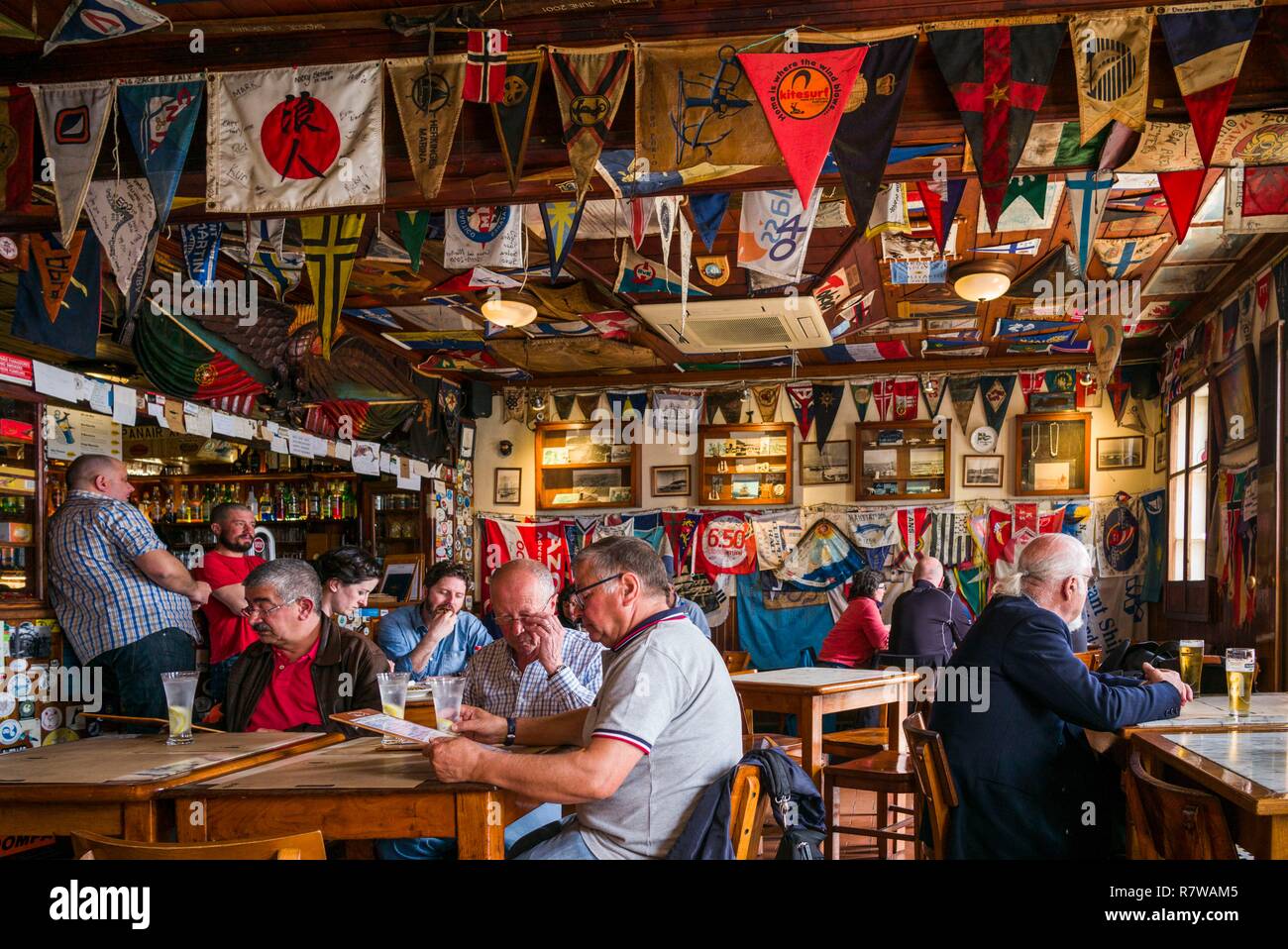 Portogallo Azzorre, l'isola di Faial, Horta, Pietro Cafe Sport, marinai famosi bar e ristorante interno Foto Stock