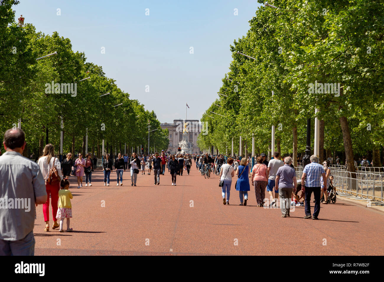 Visualizza in basso al centro commerciale verso Buckingham Palace, Westminster, London, England, Regno Unito Foto Stock