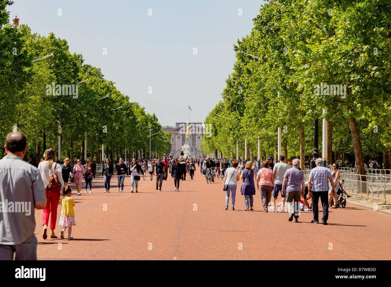 Visualizza in basso al centro commerciale verso Buckingham Palace, Westminster, London, England, Regno Unito Foto Stock