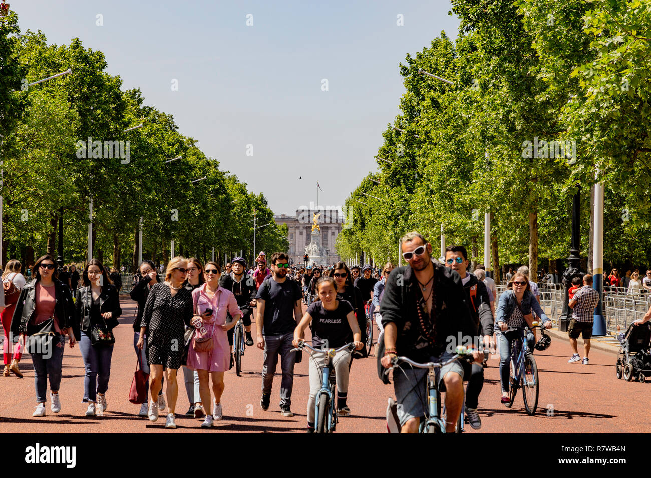 Visualizza in basso al centro commerciale verso Buckingham Palace, Westminster, London, England, Regno Unito Foto Stock