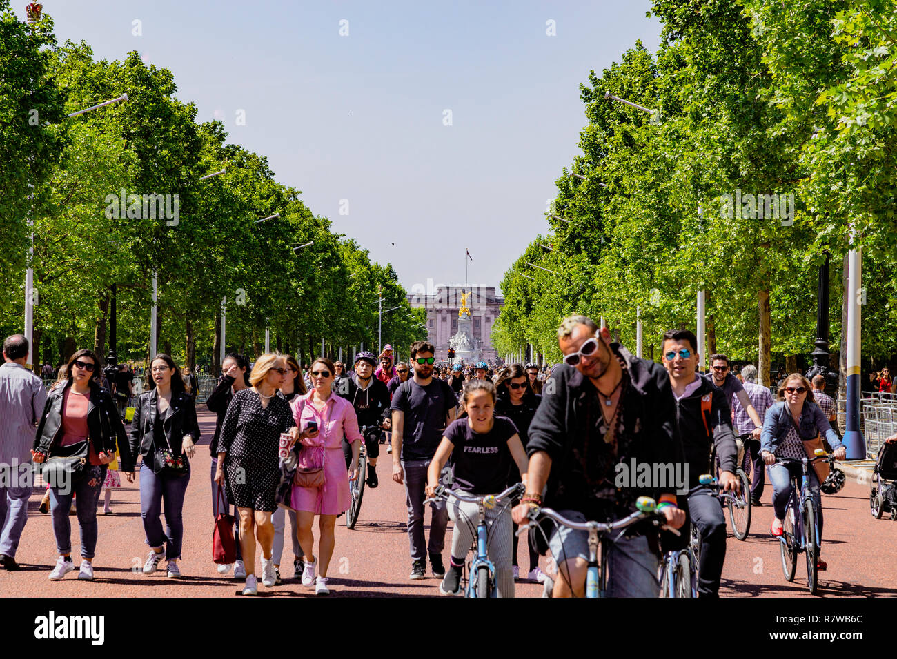 Visualizza in basso al centro commerciale verso Buckingham Palace, Westminster, London, England, Regno Unito Foto Stock