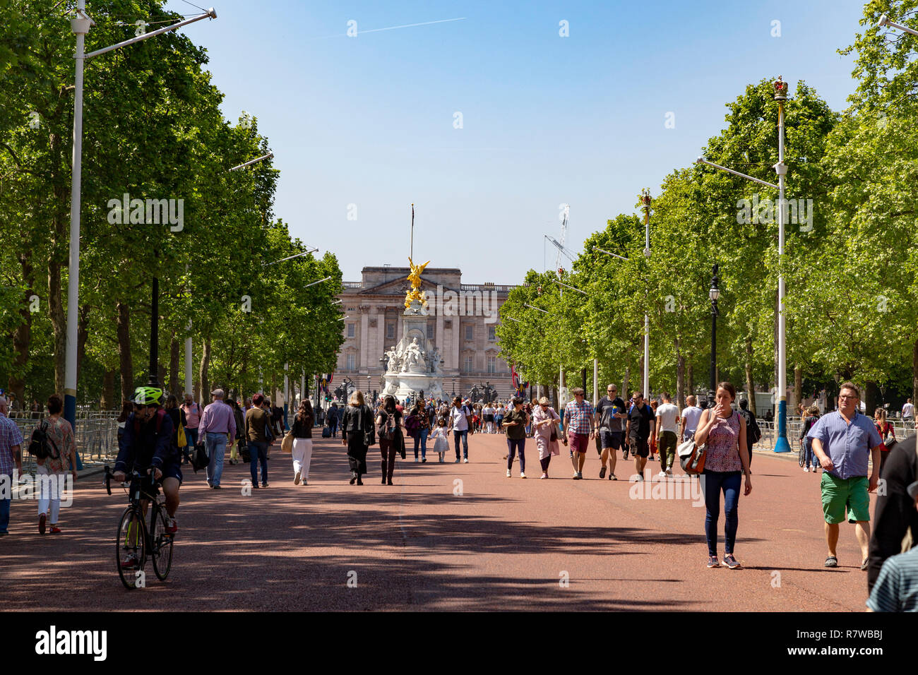 Visualizza in basso al centro commerciale verso Buckingham Palace, Westminster, London, England, Regno Unito Foto Stock