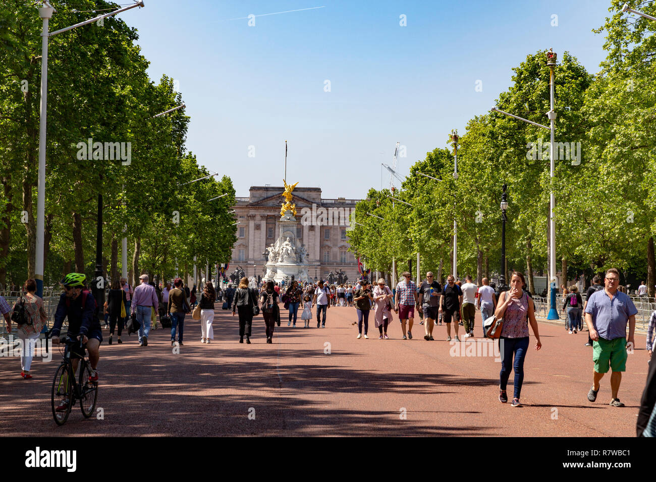 Visualizza in basso al centro commerciale verso Buckingham Palace, Westminster, London, England, Regno Unito Foto Stock