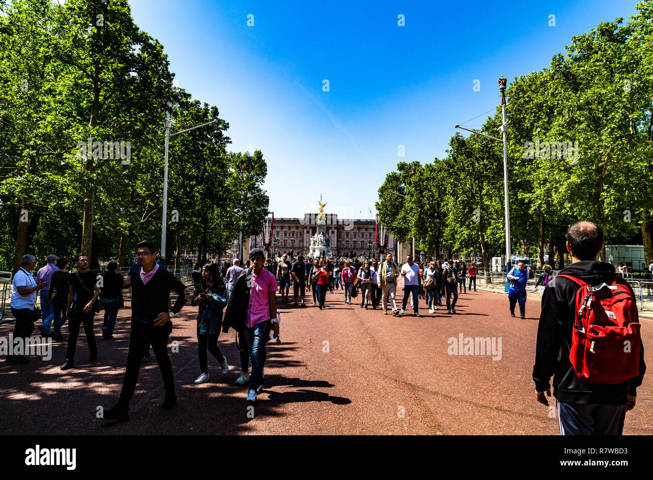 Visualizza in basso al centro commerciale verso Buckingham Palace, Westminster, London, England, Regno Unito Foto Stock