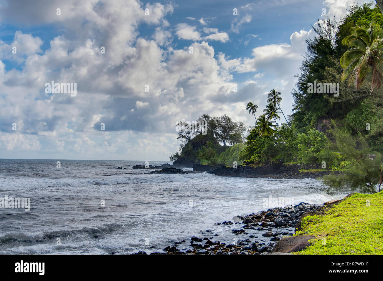 Spiaggia di sabbia nera di Tahiti isola. Foto Stock